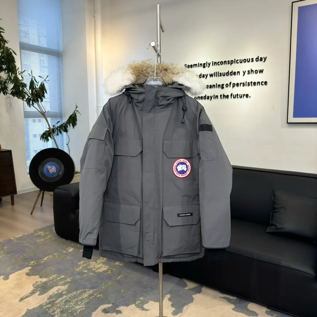 P800 🇨🇦Canada Goose "Canada Goose" 🇨🇦 Beichen White / 08 Expedition Parka 4660M Product color: black, off-white, red, sand pink, sky blue, graphite gray, Beichen white, navy, sky blue, gray camouflage gray black label Product size: XS, S, M, L, XL, XXL The Expedition was originally a parka designed for scientists at the McMurdo Research Station in Antarctica. Whether your next journey takes you into the frozen urban jungle or across uncharted ice fields, wear Canada Goose's Expedition Parka and get proven results year after year in Antarctica by the National Science Foundation's Center for Polar Research.  Material list: 1⃣ Uses Y-shaped Velcro imported from Taiwan (exclusive in the market) 2⃣ Uses 18-count polyester-cotton blended fabric imported from South Korea (authentic synchronized fabric) 3⃣ National standard 80% white duck down, (zp uses 80% white duck down/90% of all boasts are fake) 4⃣ Western Canadian coyote hair (non-market dyed fox hair filled with wolf hair) Material analysis characteristics: 1⃣ The original/polyester-cotton fabric has a high polyester fiber content, and the polyester-cotton fabric has high heat and light resistance and good stability. It has bright colors, high fiber strength, durability, light resistance, heat resistance, and straightness. 2⃣ As we all know, the original version uses 80% white duck down. The fill power refers to the cubic inches of volume occupied by each ounce (30 grams) of down under certain conditions. If one ounce of down occupies 500 cubic inches, the fill power of the down is 500. So we can simply understand it as: fill power is the volume of down, and the volume of down is fill power. The higher the fill power of down, it means that under the same filling amount, down can fix a larger volume of air layer to keep warm and insulate, so the warmth retention of down is better. 3⃣ Western Canadian coyote hair, "large range of selected neck hair" is soft and fluffy, each wolf hair is 60-63 long / 14-16 wide at the peak, this width + preferred parts. It is basically unmatched by the same industry